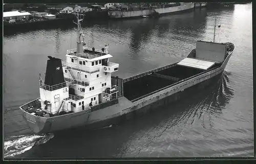 Fotografie Frachtschiff Sylvia Epsilon mit geöffneter Ladeluke bei Hafeneinfahrt