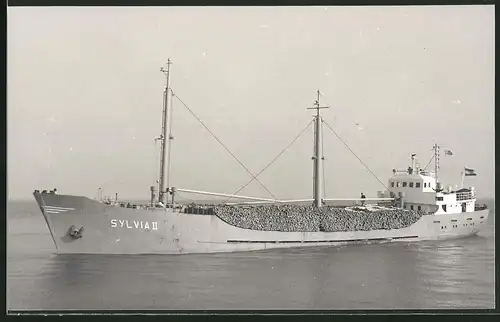 Fotografie Frachtschiff Sylvia II hat Baumstämme geladen