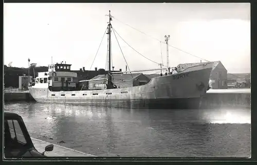 Fotografie Frachtschiff Surte liegt im Hafen