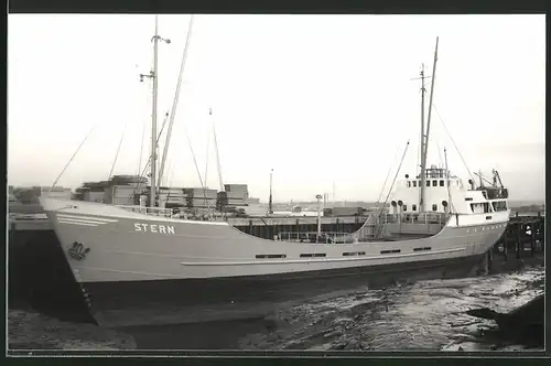 Fotografie Frachtschiff Stern bei Ebbe im Hafen