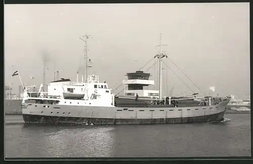 Fotografie Frachtschiff Spithead bei Hafeneinfahrt