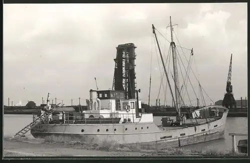 Fotografie Frachtschiff Sont liegt im Hafen