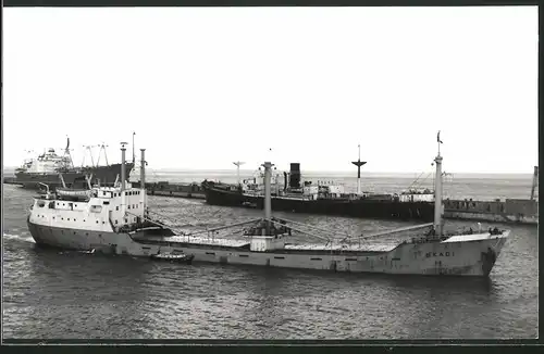 Fotografie Frachtschiff Skadi bei Hafeneinfahrt