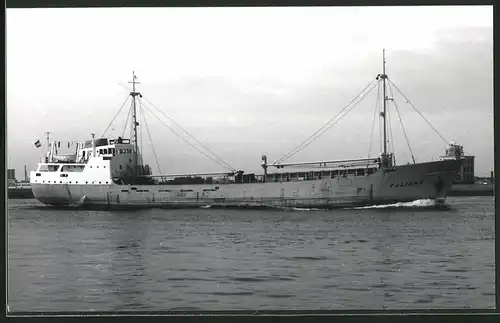 Fotografie Frachtschiff Valiant in Fahrt