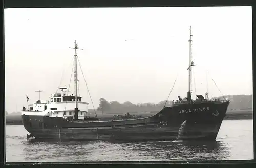 Fotografie Frachtschiff Ursa Minor bei langsamer Fahrt