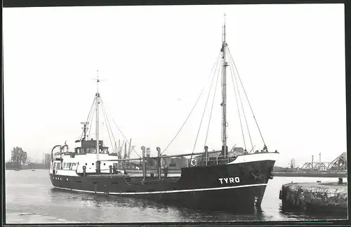 Fotografie Frachtschiff Tyro bei Hafeneinfahrt