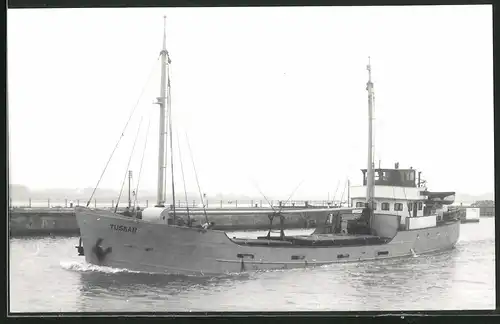 Fotografie Frachtschiff Tuskar voll beladen bei Hafeneinfahrt