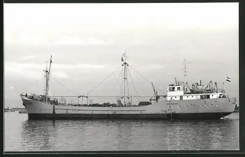 Fotografie Frachtschiff Tuskar bei langsamer Fahrt