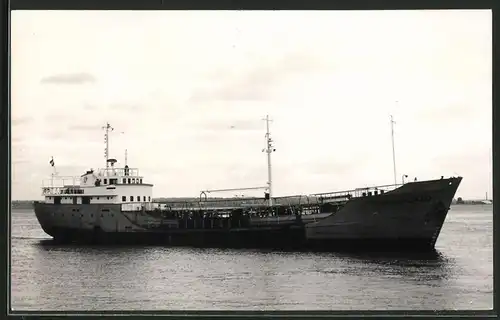 Fotografie Frachtschiff Theodora bei langsamer Fahrt