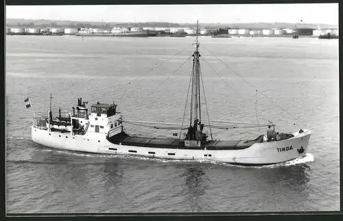 Fotografie Frachtschiff Tinda vor Tanklager