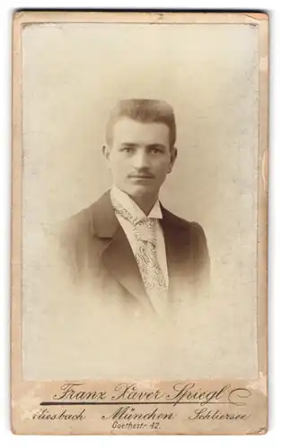 Fotografie Franz Xaver Spiegl, München, Geothestrasse 42, Portrait junger Herr im Anzug mit Krawatte