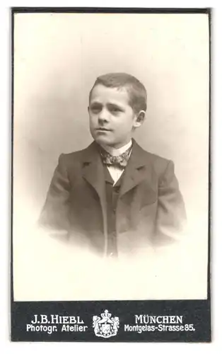 Fotografie J. B. Hiebl, München, Montgelasstrasse 35, Portrait halbwüchsiger Knabe im Anzug mit Fliege