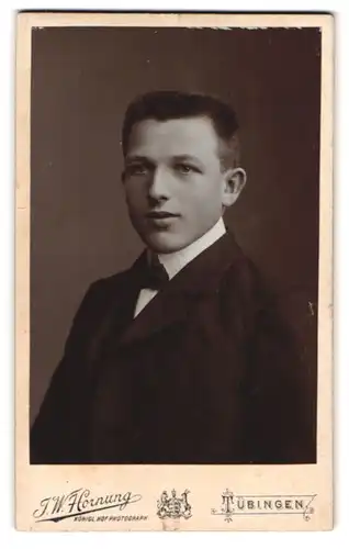 Fotografie J. W. Hornung, Tübingen, Uhlandstrasse 1, Portrait junger Herr im Anzug mit Fliege