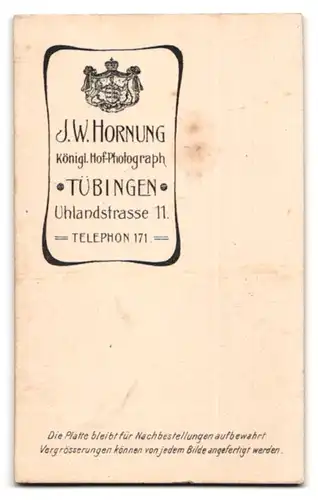 Fotografie J. W. Hornung, Tübingen, Uhlandstrasse 1, Portrait junger Herr im Anzug mit Fliege