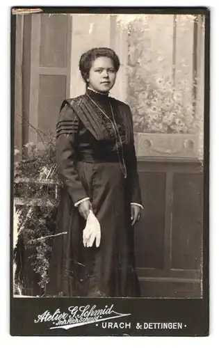 Fotografie G. Schmid, Urach, Portrait junge Dame im Kleid