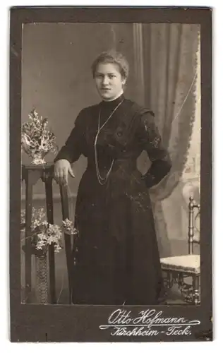 Fotografie Otto Hofmann, Kirchheim-Teck, Portrait junge Dame im Kleid