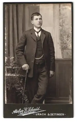 Fotografie G. Schmid, Urach, Portrait junger Herr im Anzug mit Krawatte