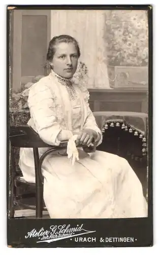 Fotografie G. Schmid, Urach, Portrait junge Dame im weissen Kleid