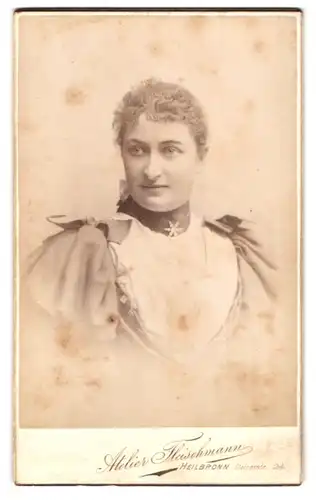 Fotografie Carl Fleischmann, Heilbronn, Fleinerstrasse 24, Portrait junge Dame mit zurückgebundenem Haar