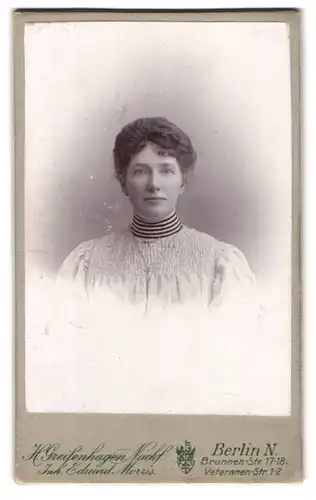 Fotografie H. Greifenhagen, Berlin-N., Brunnen-Strasse 17-18, Portrait junge Dame in modischer Kleidung