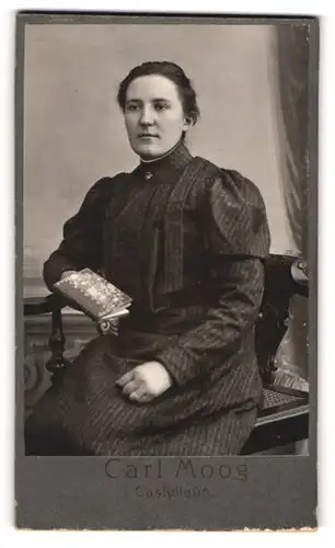 Fotografie Carl Moog, Castellaun, Portrait junge Dame im gestreiften Kleid mit einem Buch