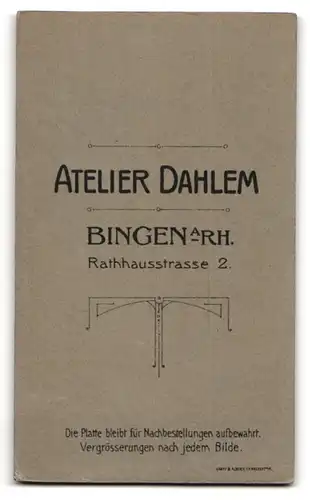 Fotografie Atelier Dahlem, Bingen a. Rh., Rathausstrasse 2, Portrait süsses Kleinkind im weissen Hemd