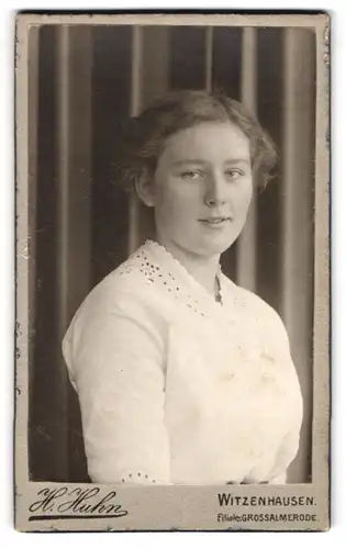 Fotografie H. Huhn, Witzenhausen a. Werra, Portrait junge Dame in modischer Kleidung