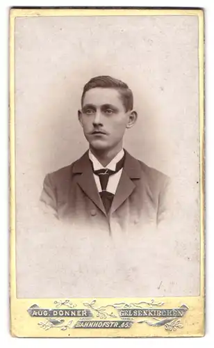 Fotografie Aug. Donner, Gelsenkirchen, Bahnhofstrase 45, Portrait junger Herr im Anzug mit Krawatte