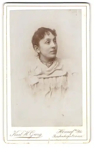 Fotografie Karl H. Georg, Honnef a /Rhein, Portrait junge Dame im Kleid mit Halskette