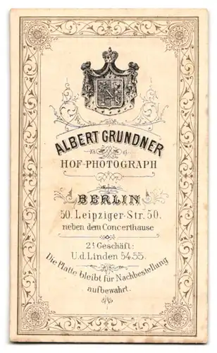 Fotografie Albert Grundner, Berlin, Leipziger-Strasse 50, Portrait junger Herr im Anzug mit Zwicker
