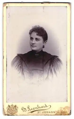 Fotografie H. Leonhard, St. Johann /Saar, Bahnhofstrasse 83, Portrait junge Dame im Kleid mit Puffärmeln