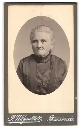 Fotografie J. Wagenblatt, Zweibrücken, Gutenbergstrasse 21, Brustportrait ältere Dame in hübscher Kleidung