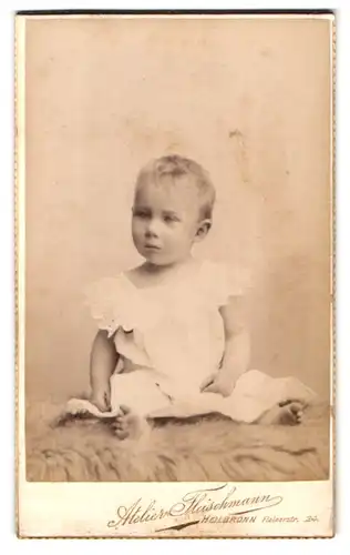 Fotografie Carl Fleischmann, Heilbronn, Fleinerstrasse 24, Portrait süsses Kleinkind im weissen Kleid