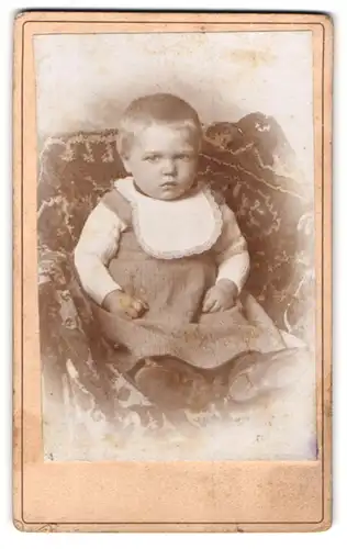 Fotografie unbekannter Fotograf und Ort, Portrait süsses Kleinkind im Kleid