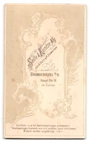 Fotografie Selle & Kuntze Nfg., Brandenburg a /H., Haupt-Strasse 16, Portrait junger Herr im Anzug mit Buch in der Hand