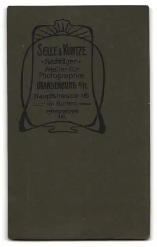 Fotografie Selle & Kuntze, Brandenburg a /H., Hauptstrase 16, Portrait kleiner Junge im Matrosenanzug mit Bilderbuch