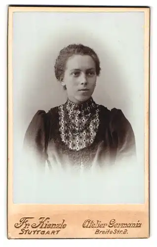 Fotografie Fr. Kienzle, Stuttgart, Breite Strasse 2, Portrait junge Dame mit zurückgebundenem Haar