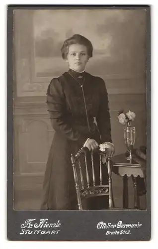 Fotografie Fr. Kienzle, Stuttgart, Breite Strasse 2, Portrait junge Dame im Kleid