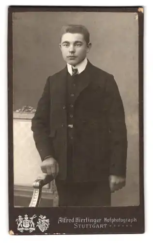 Fotografie Alfred Hirrlinger, Stuttgart, Gartenstrase 9, Portrait junger Herr im Anzug mit Krawatte