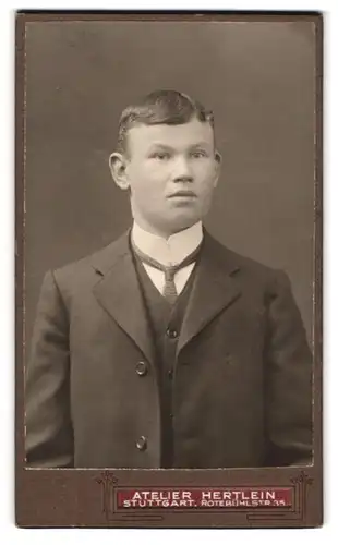 Fotografie Karl Hertlein, Stuttgart, Rotebühl-Strasse 35, Portrait junger Herr im Anzug mit Krawatte