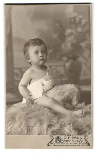 Fotografie C. F. Paul, Colmar i /Els., Rufacherstrasse 28, Portrait süsses Kleinkind im weissen Hemd mit Spieltier