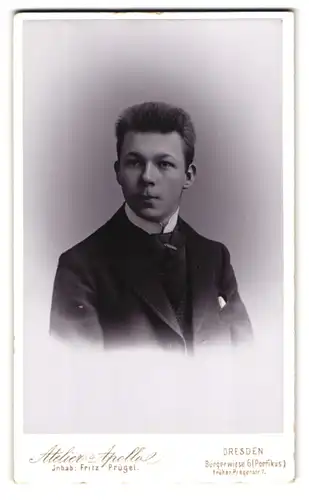 Fotografie Fritz Prügel, Dresden, Bürgerweise 6, Portrait junger Herr im Anzug mit Krawatte