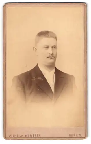 Fotografie Wilhelm Kersten, Berlin, Krausen-Str. 35, Portrait Herr im Anzug mit Moustache