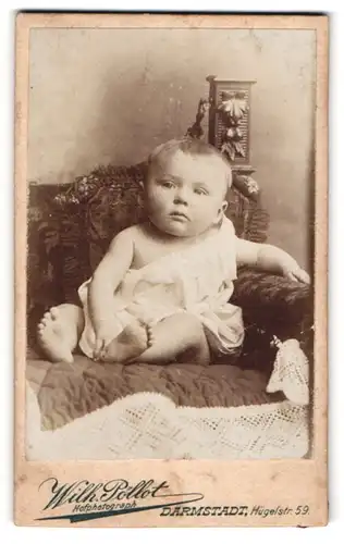 Fotografie Wilh. Pöllot, Darmstadt, Hügelstr. 59, Portrait Kleiner Junge Eugen im weissen Leibchen auf einem Sessel