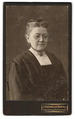 Fotografie J. Hasenmüller, Bonn a. Rhein, Coblenzerstr. 2, Portrait ältere Dame im Biedermeierkleid mit Brille