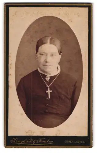 Fotografie Burghard & Franken, Düren, Zehnthofstr. 4a, Portrait Dame im Biedermeierkleid mit Kreuzkette