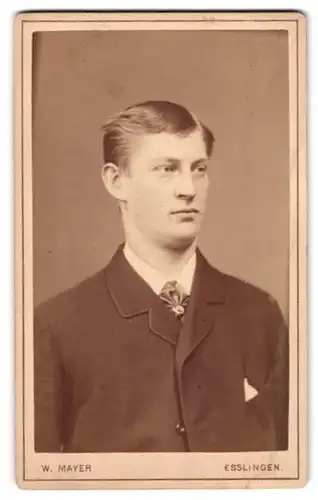 Fotografie W. Mayer, Esslingen, Portrait junger Mann im Anzug mit Krawatte