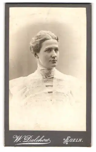 Fotografie W. Dalchow, Egeln, Breite Weg 76, Portrait Frau Pauline im weissen Kleid mit hohem Kragen
