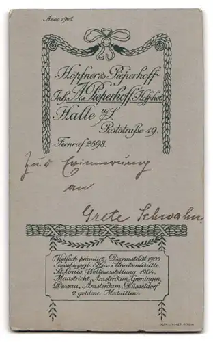 Fotografie Höpfner & Pieperhoff, Halle a. S., Poststr. 19, Portrait Grete Schwahn in weisser Bluse mit Perlenkette