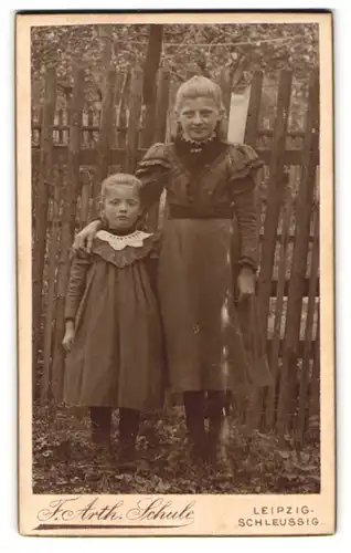 Fotografie F. Arth. Schule, Leipzig-Schleussig, Portrait Elsa und Meta Görlotz in Kleidern posieren im Garten